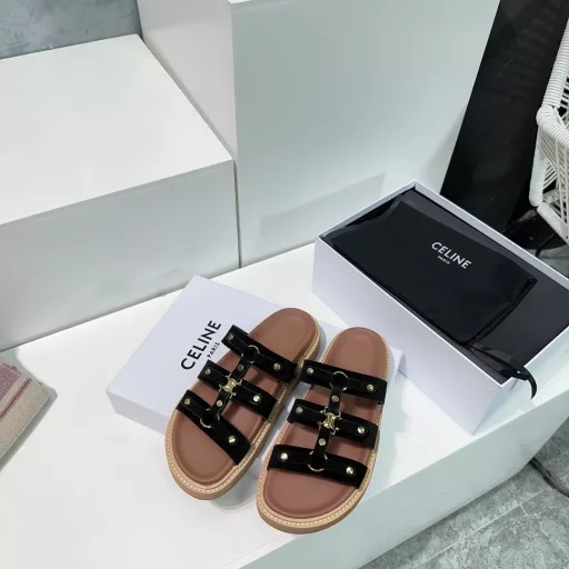 Celine 25 Spring/Summer New Casual Roman Slippers This season's Celine makes me fall in love with it again. There are so many beautiful shoes this season! This pair of sandals is really easy to match! The thick-soled series is especially good for modifying the foot shape. The simple design is matched with the classic logo as an embellishment. The overall visual effect is particularly durable and easy to match! The upper is made of imported cow suede! The inner lining is sheepskin! The original two-layer combination of raw rubber outsole! ! The original is consistent