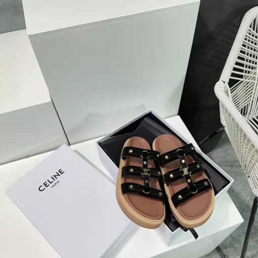 Celine 25 Spring/Summer New Casual Roman Slippers This season's Celine makes me fall in love with it again. There are so many beautiful shoes this season! This pair of sandals is really easy to match! The thick-soled series is especially good for modifying the foot shape. The simple design is matched with the classic logo as an embellishment. The overall visual effect is particularly durable and easy to match! The upper is made of imported cow suede! The inner lining is sheepskin! The original two-layer combination of raw rubber outsole! ! The original is consistent