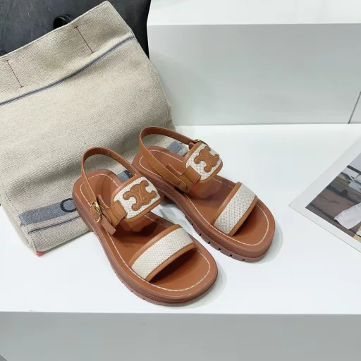 Celine's latest 2025 spring and summer Arc de Triomphe hardware buckle platform thick-soled fashionable Roman sandals✔️Paired with socks in summer, it's absolutely amazing‼ ️‼ ️Original purchase and development, still the highest output to restore the original!The upper is made of original calfskin, the inner sheepskin, and the original combination mold rubber outsole‼ ️
