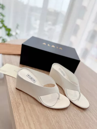 ALAÏA|Super elegant wedge-heeled flip-flops🍃🍃🍃This pair of shoes is really relaxing! ! !Super comfortable to wearA pair of shoes that is easy to wear and fashionable❤️❤️❤️With different styles, different styles can be easily controlled. Whether it is jeans, suit pants, or pleated skirts, it can make your outfit more fashionable