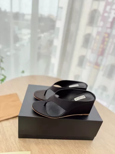ALAÏA|Super elegant wedge-heeled flip-flops🍃🍃🍃This pair of shoes is really relaxing! ! !Super comfortable to wearA pair of shoes that is easy to wear and fashionable❤️❤️❤️With different styles, different styles can be easily controlled. Whether it is jeans, suit pants, or pleated skirts, it can make your outfit more fashionable