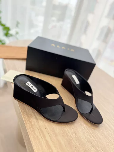ALAÏA|Super elegant wedge-heeled flip-flops🍃🍃🍃This pair of shoes is really relaxing! ! !Super comfortable to wearA pair of shoes that is easy to wear and fashionable❤️❤️❤️With different styles, different styles can be easily controlled. Whether it is jeans, suit pants, or pleated skirts, it can make your outfit more fashionable