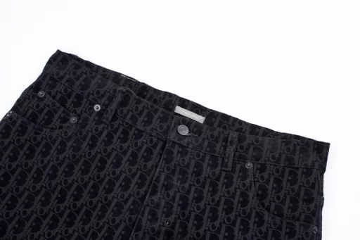Dior Snake Year Dio Flocked TrousersThe limited edition Kaws co-branded series for the Snake Year is carefully made of cotton blended denim fabric, decorated with classic Oblique prints all over, with Dio AND Kaws embroidered patch, reinterpreting the Dio logo with colorful snake shape, embroidery using needle embroidery technology, with two chest patch pockets, can be paired with jeans or shorts to create a casual and fashionable look, flocking fabric uses 100% viscose fiber, flocking technology uses domestic advanced imported fully automatic flocking machine, imported velvet material, plate pattern modulation, encrypted and lengthened velvet height, imported velvet has a unique softness, and does not fall off after cruel heavy fermentation washing test, the front panel is accurately aligned, and the whole piece is heavy fermented and washed with soft water after the garment is finished to ensure no shrinkage, soft and fleshy feel. All the stock parts are washed to give a nostalgic feeling, with buttons in the same color, arc-shaped bottom edge, full of details
