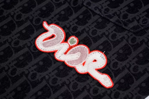 Dior Snake Year Dio Flocked TrousersThe limited edition Kaws co-branded series for the Snake Year is carefully made of cotton blended denim fabric, decorated with classic Oblique prints all over, with Dio AND Kaws embroidered patch, reinterpreting the Dio logo with colorful snake shape, embroidery using needle embroidery technology, with two chest patch pockets, can be paired with jeans or shorts to create a casual and fashionable look, flocking fabric uses 100% viscose fiber, flocking technology uses domestic advanced imported fully automatic flocking machine, imported velvet material, plate pattern modulation, encrypted and lengthened velvet height, imported velvet has a unique softness, and does not fall off after cruel heavy fermentation washing test, the front panel is accurately aligned, and the whole piece is heavy fermented and washed with soft water after the garment is finished to ensure no shrinkage, soft and fleshy feel. All the stock parts are washed to give a nostalgic feeling, with buttons in the same color, arc-shaped bottom edge, full of details