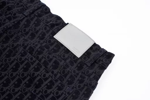 Dior Snake Year Dio Flocked TrousersThe limited edition Kaws co-branded series for the Snake Year is carefully made of cotton blended denim fabric, decorated with classic Oblique prints all over, with Dio AND Kaws embroidered patch, reinterpreting the Dio logo with colorful snake shape, embroidery using needle embroidery technology, with two chest patch pockets, can be paired with jeans or shorts to create a casual and fashionable look, flocking fabric uses 100% viscose fiber, flocking technology uses domestic advanced imported fully automatic flocking machine, imported velvet material, plate pattern modulation, encrypted and lengthened velvet height, imported velvet has a unique softness, and does not fall off after cruel heavy fermentation washing test, the front panel is accurately aligned, and the whole piece is heavy fermented and washed with soft water after the garment is finished to ensure no shrinkage, soft and fleshy feel. All the stock parts are washed to give a nostalgic feeling, with buttons in the same color, arc-shaped bottom edge, full of details