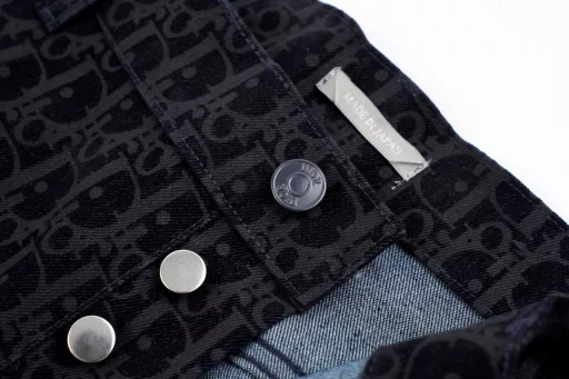 Dior Snake Year Dio Flocked TrousersThe limited edition Kaws co-branded series for the Snake Year is carefully made of cotton blended denim fabric, decorated with classic Oblique prints all over, with Dio AND Kaws embroidered patch, reinterpreting the Dio logo with colorful snake shape, embroidery using needle embroidery technology, with two chest patch pockets, can be paired with jeans or shorts to create a casual and fashionable look, flocking fabric uses 100% viscose fiber, flocking technology uses domestic advanced imported fully automatic flocking machine, imported velvet material, plate pattern modulation, encrypted and lengthened velvet height, imported velvet has a unique softness, and does not fall off after cruel heavy fermentation washing test, the front panel is accurately aligned, and the whole piece is heavy fermented and washed with soft water after the garment is finished to ensure no shrinkage, soft and fleshy feel. All the stock parts are washed to give a nostalgic feeling, with buttons in the same color, arc-shaped bottom edge, full of details