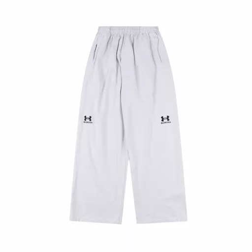 Balenciaga BLCG X UA joint knitted trousersThis joint knitted trousers perfectly combines high-end fashion with sports functions. It creates a stylish and practical item that is neither ostentatious nor recognizable, highlighting the unique charm of the joint model. Colorful choices to meet different needs This joint knitted trousers offers a variety of color options, from low-key black, white and gray to vibrant bright colors, to meet the personalized needs of different consumers. Each color is carefully selected to ensure that the color is bright and not easy to fade, so that you can show your best every time you wear it.