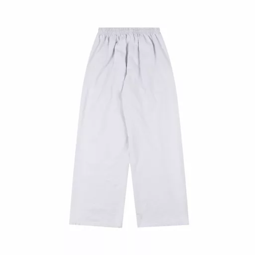 Balenciaga BLCG X UA joint knitted trousersThis joint knitted trousers perfectly combines high-end fashion with sports functions. It creates a stylish and practical item that is neither ostentatious nor recognizable, highlighting the unique charm of the joint model. Colorful choices to meet different needs This joint knitted trousers offers a variety of color options, from low-key black, white and gray to vibrant bright colors, to meet the personalized needs of different consumers. Each color is carefully selected to ensure that the color is bright and not easy to fade, so that you can show your best every time you wear it.