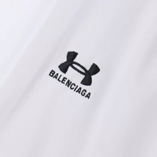 Balenciaga BLCG X UA joint knitted trousersThis joint knitted trousers perfectly combines high-end fashion with sports functions. It creates a stylish and practical item that is neither ostentatious nor recognizable, highlighting the unique charm of the joint model. Colorful choices to meet different needs This joint knitted trousers offers a variety of color options, from low-key black, white and gray to vibrant bright colors, to meet the personalized needs of different consumers. Each color is carefully selected to ensure that the color is bright and not easy to fade, so that you can show your best every time you wear it.