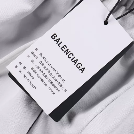 Balenciaga BLCG X UA joint knitted trousersThis joint knitted trousers perfectly combines high-end fashion with sports functions. It creates a stylish and practical item that is neither ostentatious nor recognizable, highlighting the unique charm of the joint model. Colorful choices to meet different needs This joint knitted trousers offers a variety of color options, from low-key black, white and gray to vibrant bright colors, to meet the personalized needs of different consumers. Each color is carefully selected to ensure that the color is bright and not easy to fade, so that you can show your best every time you wear it.