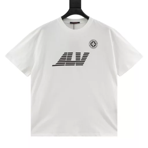 Louis Vuitton Earth Axis Logo Printed T-shirtThe fabric is [32s double yarn pure cotton plain cloth], [weight 230g], matching [32s double yarn 1*1 horizontal machine woven thread], the front and back panels are [elliptical machine screen printing], the Y-plate pattern is scanned to make the printing film, [mechanical net 80 mesh screen frame], imported environmentally friendly glue is added with a certain proportion of soft oil, and the base fabric is directly printed without adding [anti-sublimation liquid], and the printed pattern emerges from the base color of the fabric + straight crack effect.