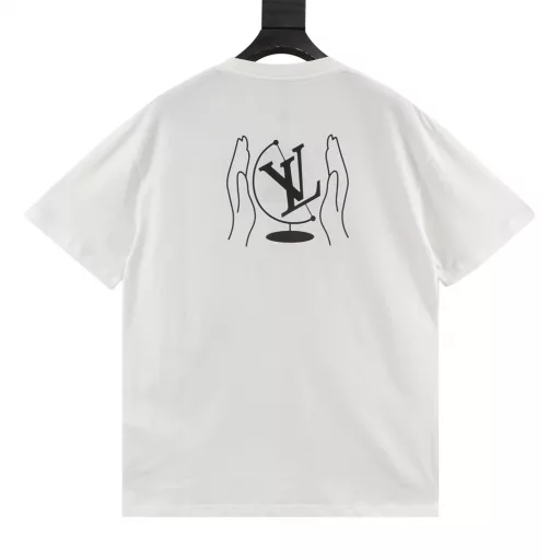 Louis Vuitton Earth Axis Logo Printed T-shirtThe fabric is [32s double yarn pure cotton plain cloth], [weight 230g], matching [32s double yarn 1*1 horizontal machine woven thread], the front and back panels are [elliptical machine screen printing], the Y-plate pattern is scanned to make the printing film, [mechanical net 80 mesh screen frame], imported environmentally friendly glue is added with a certain proportion of soft oil, and the base fabric is directly printed without adding [anti-sublimation liquid], and the printed pattern emerges from the base color of the fabric + straight crack effect.