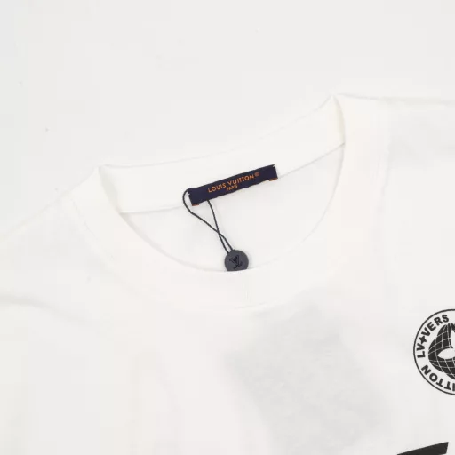 Louis Vuitton Earth Axis Logo Printed T-shirtThe fabric is [32s double yarn pure cotton plain cloth], [weight 230g], matching [32s double yarn 1*1 horizontal machine woven thread], the front and back panels are [elliptical machine screen printing], the Y-plate pattern is scanned to make the printing film, [mechanical net 80 mesh screen frame], imported environmentally friendly glue is added with a certain proportion of soft oil, and the base fabric is directly printed without adding [anti-sublimation liquid], and the printed pattern emerges from the base color of the fabric + straight crack effect.