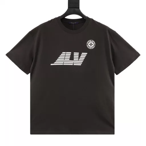 Louis Vuitton Earth Axis Logo Printed T-shirtThe fabric is [32s double yarn pure cotton plain cloth], [weight 230g], matching [32s double yarn 1*1 horizontal machine woven thread], the front and back panels are [elliptical machine screen printing], the Y-plate pattern is scanned to make the printing film, [mechanical net 80 mesh screen frame], imported environmentally friendly glue is added with a certain proportion of soft oil, and the base fabric is directly printed without adding [anti-sublimation liquid], and the printed pattern emerges from the base color of the fabric + straight crack effect.