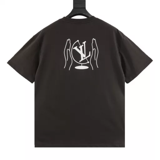 Louis Vuitton Earth Axis Logo Printed T-shirtThe fabric is [32s double yarn pure cotton plain cloth], [weight 230g], matching [32s double yarn 1*1 horizontal machine woven thread], the front and back panels are [elliptical machine screen printing], the Y-plate pattern is scanned to make the printing film, [mechanical net 80 mesh screen frame], imported environmentally friendly glue is added with a certain proportion of soft oil, and the base fabric is directly printed without adding [anti-sublimation liquid], and the printed pattern emerges from the base color of the fabric + straight crack effect.