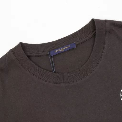 Louis Vuitton Earth Axis Logo Printed T-shirtThe fabric is [32s double yarn pure cotton plain cloth], [weight 230g], matching [32s double yarn 1*1 horizontal machine woven thread], the front and back panels are [elliptical machine screen printing], the Y-plate pattern is scanned to make the printing film, [mechanical net 80 mesh screen frame], imported environmentally friendly glue is added with a certain proportion of soft oil, and the base fabric is directly printed without adding [anti-sublimation liquid], and the printed pattern emerges from the base color of the fabric + straight crack effect.