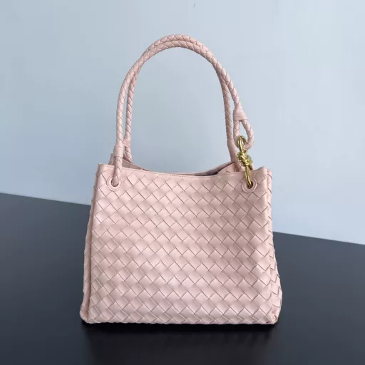 BV's new intrecciato woven leather shoulder bag 🪂 796571 with a detachable diagonal shoulder strap and a mini bag inside. The exterior retains the unique design of BV weaving. The parachute bag is a bag that makes you fall in love with it before you see it in person. The small golden knot embellishment is full of simple and high-end feeling, which meets your needs in different occasions