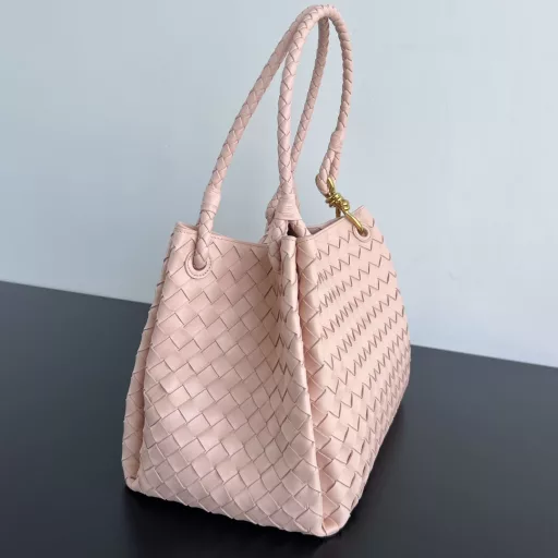 BV's new intrecciato woven leather shoulder bag 🪂 796571 with a detachable diagonal shoulder strap and a mini bag inside. The exterior retains the unique design of BV weaving. The parachute bag is a bag that makes you fall in love with it before you see it in person. The small golden knot embellishment is full of simple and high-end feeling, which meets your needs in different occasions