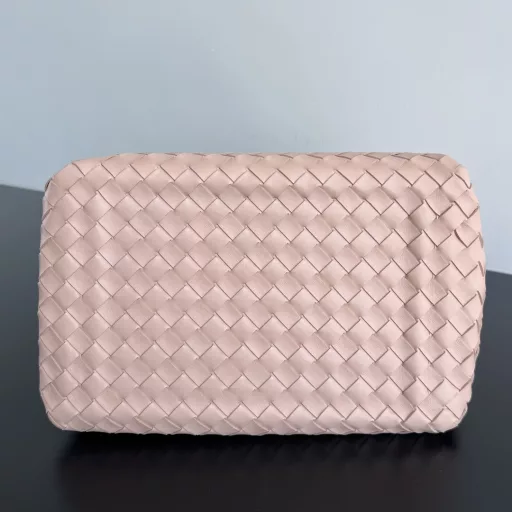 BV's new intrecciato woven leather shoulder bag 🪂 796571 with a detachable diagonal shoulder strap and a mini bag inside. The exterior retains the unique design of BV weaving. The parachute bag is a bag that makes you fall in love with it before you see it in person. The small golden knot embellishment is full of simple and high-end feeling, which meets your needs in different occasions
