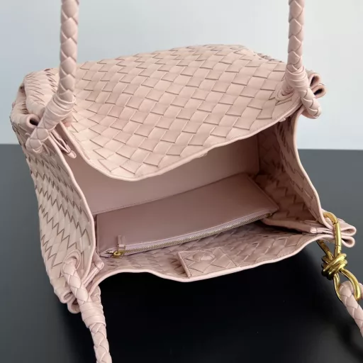 BV's new intrecciato woven leather shoulder bag 🪂 796571 with a detachable diagonal shoulder strap and a mini bag inside. The exterior retains the unique design of BV weaving. The parachute bag is a bag that makes you fall in love with it before you see it in person. The small golden knot embellishment is full of simple and high-end feeling, which meets your needs in different occasions