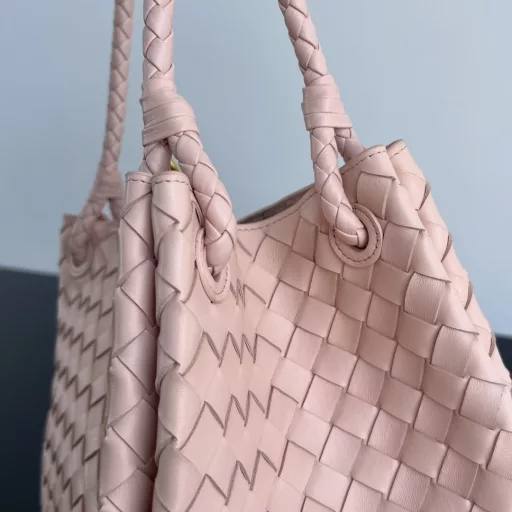 BV's new intrecciato woven leather shoulder bag 🪂 796571 with a detachable diagonal shoulder strap and a mini bag inside. The exterior retains the unique design of BV weaving. The parachute bag is a bag that makes you fall in love with it before you see it in person. The small golden knot embellishment is full of simple and high-end feeling, which meets your needs in different occasions