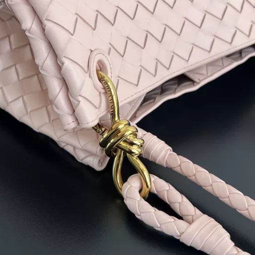 BV's new intrecciato woven leather shoulder bag 🪂 796571 with a detachable diagonal shoulder strap and a mini bag inside. The exterior retains the unique design of BV weaving. The parachute bag is a bag that makes you fall in love with it before you see it in person. The small golden knot embellishment is full of simple and high-end feeling, which meets your needs in different occasions