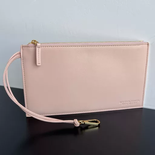 BV's new intrecciato woven leather shoulder bag 🪂 796571 with a detachable diagonal shoulder strap and a mini bag inside. The exterior retains the unique design of BV weaving. The parachute bag is a bag that makes you fall in love with it before you see it in person. The small golden knot embellishment is full of simple and high-end feeling, which meets your needs in different occasions