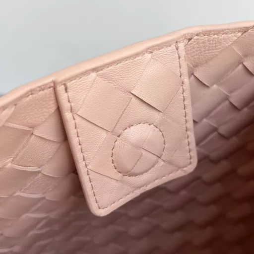 BV's new intrecciato woven leather shoulder bag 🪂 796571 with a detachable diagonal shoulder strap and a mini bag inside. The exterior retains the unique design of BV weaving. The parachute bag is a bag that makes you fall in love with it before you see it in person. The small golden knot embellishment is full of simple and high-end feeling, which meets your needs in different occasions