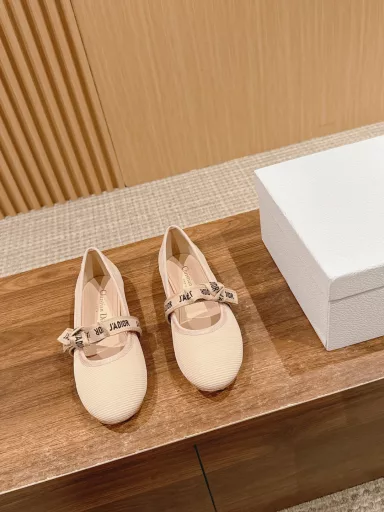 Dior classic ballet shoes inspired by the world of dance simple round head design with J 'Adior embroidered bow decoration full of girly elegance and fairy tale cotton sheepskin inner side with comfortable stretch lace-up Italian A-grade leather sole with A fairy full of girly beauty