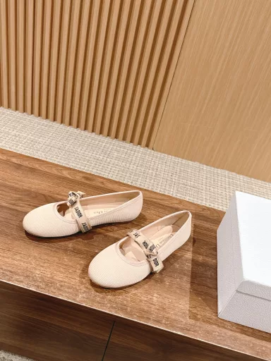 Dior classic ballet shoes inspired by the world of dance simple round head design with J 'Adior embroidered bow decoration full of girly elegance and fairy tale cotton sheepskin inner side with comfortable stretch lace-up Italian A-grade leather sole with A fairy full of girly beauty
