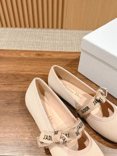 Dior classic ballet shoes inspired by the world of dance simple round head design with J 'Adior embroidered bow decoration full of girly elegance and fairy tale cotton sheepskin inner side with comfortable stretch lace-up Italian A-grade leather sole with A fairy full of girly beauty