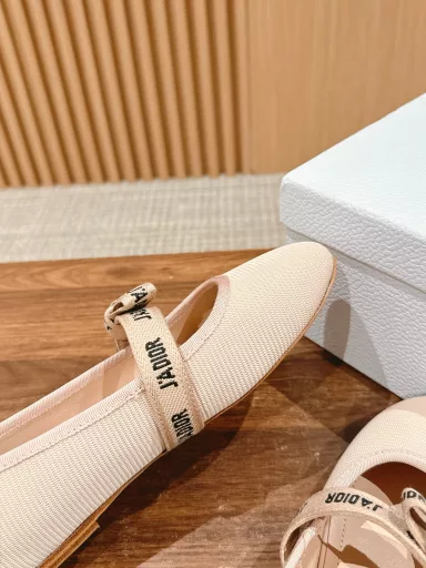 Dior classic ballet shoes inspired by the world of dance simple round head design with J 'Adior embroidered bow decoration full of girly elegance and fairy tale cotton sheepskin inner side with comfortable stretch lace-up Italian A-grade leather sole with A fairy full of girly beauty