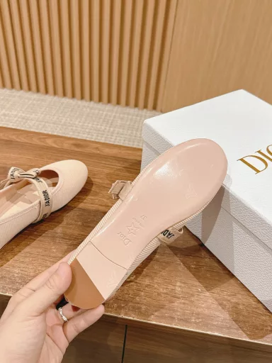 Dior classic ballet shoes inspired by the world of dance simple round head design with J 'Adior embroidered bow decoration full of girly elegance and fairy tale cotton sheepskin inner side with comfortable stretch lace-up Italian A-grade leather sole with A fairy full of girly beauty