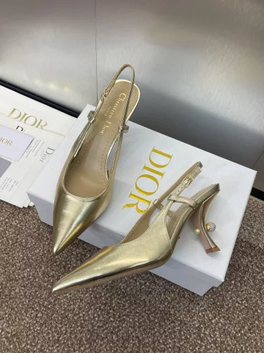 Dior 2025 spring and summer catwalk new Tribales series of women's shoes CD star the same fashion pointed pearl letter logo hardware button high heel Muller slippers market top high-end versionMaterial: Original custom imported metal sheepskin upper + water dyed sheepskin inner cushion + original mold pearl hardware buckle + Italian leather outsole