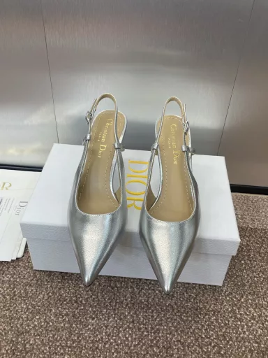 Dior 2025 spring and summer catwalk new Tribales series of women's shoes CD star the same fashion pointed pearl letter logo hardware button high heel Muller slippers market top high-end versionMaterial: Original custom imported metal sheepskin upper + water dyed sheepskin inner cushion + original mold pearl hardware buckle + Italian leather outsole