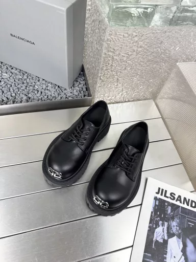 Balenciaga Stomper Derby shoesThis pair of shoes is simply the dark horse of this year's trend circle, exaggerated big head design, let people fall in love at a glance! 💖👟 The first time I saw it, I was attracted by the big B logo, so recognizable!🌟 Wear it with skinny jeans or wide-leg pants for an easy and stylish look!