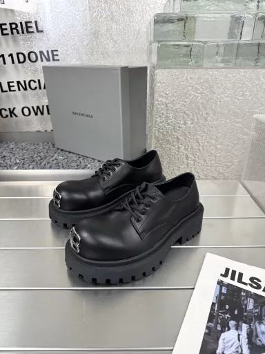Balenciaga Stomper Derby shoesThis pair of shoes is simply the dark horse of this year's trend circle, exaggerated big head design, let people fall in love at a glance! 💖👟 The first time I saw it, I was attracted by the big B logo, so recognizable!🌟 Wear it with skinny jeans or wide-leg pants for an easy and stylish look!