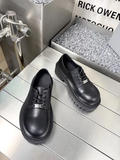 Balenciaga Stomper Derby shoesThis pair of shoes is simply the dark horse of this year's trend circle, exaggerated big head design, let people fall in love at a glance! 💖👟 The first time I saw it, I was attracted by the big B logo, so recognizable!🌟 Wear it with skinny jeans or wide-leg pants for an easy and stylish look!