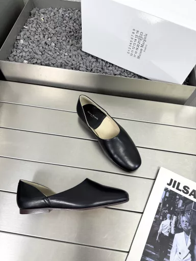 MM6 Margiela 25ss Spring/Summer slip-on loafers ballet shoesComfort It goes without saying that the silhouette of the original fabric and the collage of contrasting materials are the expected features of MM6 Maison Magical