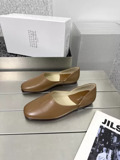MM6 Margiela 25ss Spring/Summer slip-on loafers ballet shoesComfort It goes without saying that the silhouette of the original fabric and the collage of contrasting materials are the expected features of MM6 Maison Magical