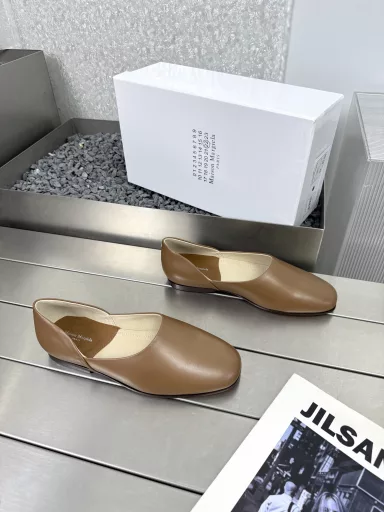 MM6 Margiela 25ss Spring/Summer slip-on loafers ballet shoesComfort It goes without saying that the silhouette of the original fabric and the collage of contrasting materials are the expected features of MM6 Maison Magical