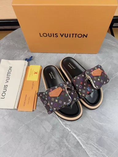 LV Ass brand LHOME 2025 relief logo embossed slippers This Pool Pillow Comfort flat bottom flip-flops are made of technological fabric, reapplying Monogram pattern with high-frequency embossing technology. Soft padded upper with adjustable Velcro, comfortable and flexible insole with harmonious color ▪️ fabric: original custom science and technology fabric ▪️ Inner: soft sheepskin ▪️ sole: original mold rubber foam outsole