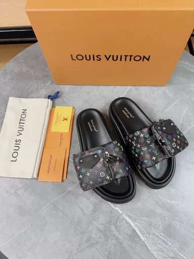 LV Ass brand LHOME 2025 relief logo embossed slippers This Pool Pillow Comfort flat bottom flip-flops are made of technological fabric, reapplying Monogram pattern with high-frequency embossing technology. Soft padded upper with adjustable Velcro, comfortable and flexible insole with harmonious color ▪️ fabric: original custom science and technology fabric ▪️ Inner: soft sheepskin ▪️ sole: original mold rubber foam outsole