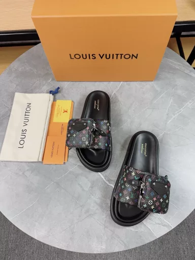 LV Ass brand LHOME 2025 relief logo embossed slippers This Pool Pillow Comfort flat bottom flip-flops are made of technological fabric, reapplying Monogram pattern with high-frequency embossing technology. Soft padded upper with adjustable Velcro, comfortable and flexible insole with harmonious color ▪️ fabric: original custom science and technology fabric ▪️ Inner: soft sheepskin ▪️ sole: original mold rubber foam outsole