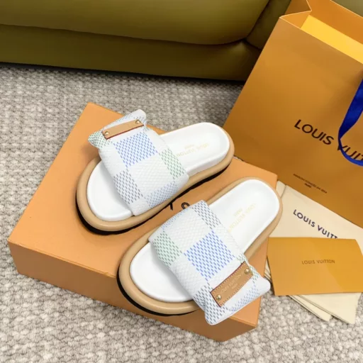 Louis vuitto… n ss24 new arrival ~LV Donkey Home 2024 spring Summer down Velcro Slippers New!Inside filled with 90 white duck down, soft and comfortable, excellent resilience!The sole is made of high density foam material, very light, and the lining and foot pad are made of lambskin material