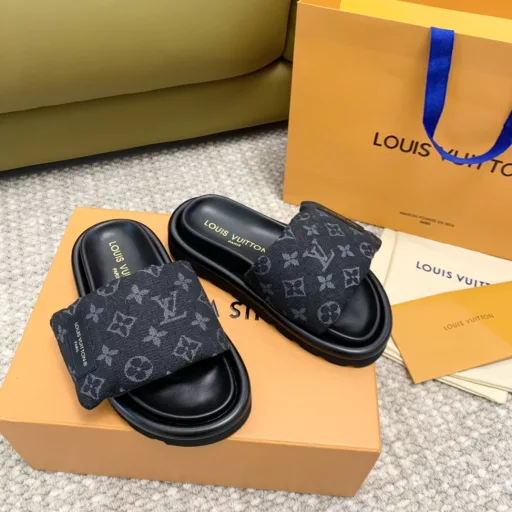 Louis vuitto… n ss24 new arrival ~LV Donkey Home 2024 spring Summer down Velcro Slippers New!Inside filled with 90 white duck down, soft and comfortable, excellent resilience!The sole is made of high density foam material, very light, and the lining and foot pad are made of lambskin material