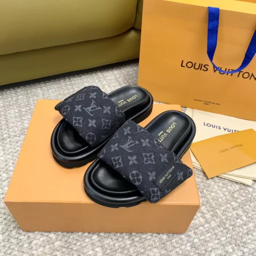 Louis vuitto… n ss24 new arrival ~LV Donkey Home 2024 spring Summer down Velcro Slippers New!Inside filled with 90 white duck down, soft and comfortable, excellent resilience!The sole is made of high density foam material, very light, and the lining and foot pad are made of lambskin material