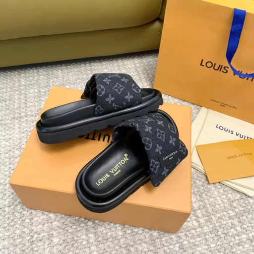 Louis vuitto… n ss24 new arrival ~LV Donkey Home 2024 spring Summer down Velcro Slippers New!Inside filled with 90 white duck down, soft and comfortable, excellent resilience!The sole is made of high density foam material, very light, and the lining and foot pad are made of lambskin material