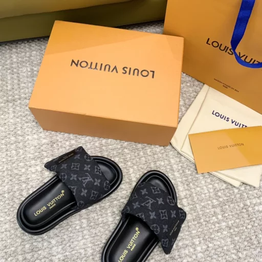 Louis vuitto… n ss24 new arrival ~LV Donkey Home 2024 spring Summer down Velcro Slippers New!Inside filled with 90 white duck down, soft and comfortable, excellent resilience!The sole is made of high density foam material, very light, and the lining and foot pad are made of lambskin material