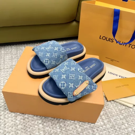 Louis vuitto… n ss24 new arrival ~LV Donkey Home 2024 spring Summer down Velcro Slippers New!Inside filled with 90 white duck down, soft and comfortable, excellent resilience!The sole is made of high density foam material, very light, and the lining and foot pad are made of lambskin material